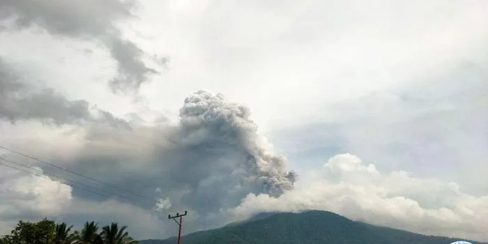 Luncuran Awan Panas Oleh Gunung Lewotobi NTT