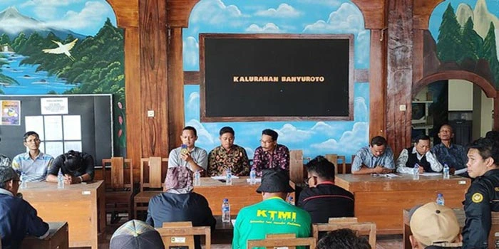 Pamong Diduga Tidak Netral Dalam Proses Pemilu, Warga Protes!