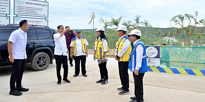 AHY Terlihat Satu Mobil Bersama Jokowi Saat Tinjau IKN