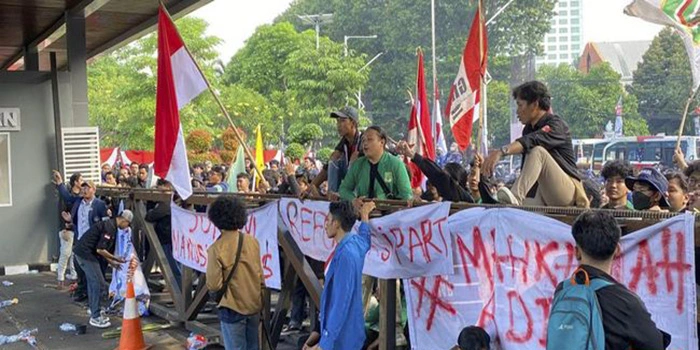 Media-Asing-Menyoroti-Aksi-Demo-RUU-Pilkada-Di-Depan-DPR-RI