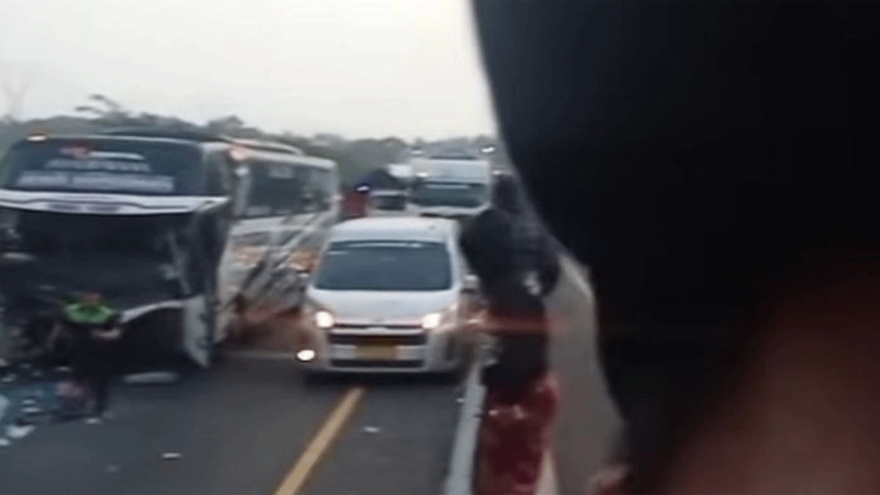 Tabrakan BRV Dengan Bus Bonek di Tol Pekalongan, Diduga Lawan Arah