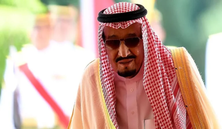 Raja Salman Bagikan Al-Qur’an Kepada Jemaah Haji di Bandara Taif, Arab Saudi