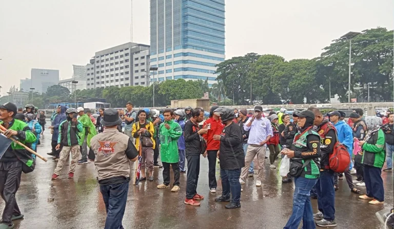 Massa Ojol Tetap Beraksi di Depan DPR Meski Diguyur Hujan