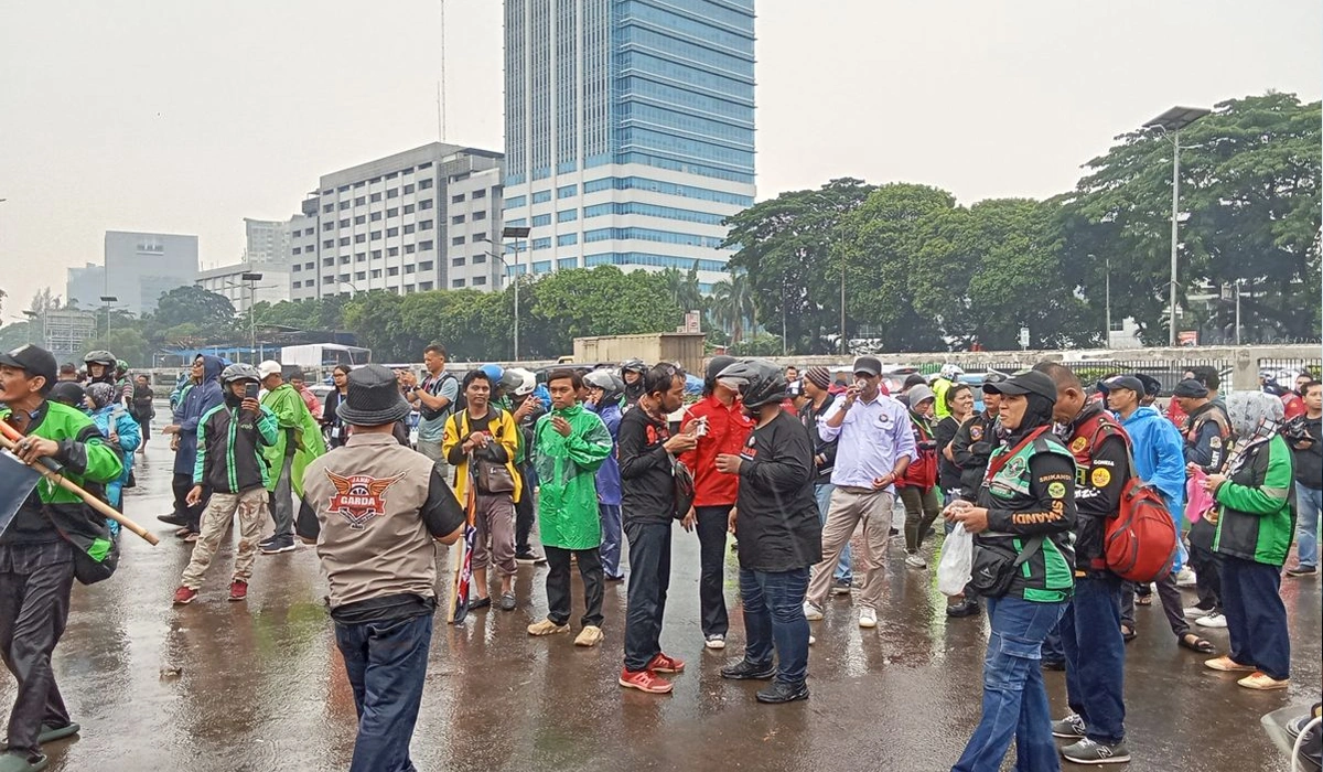 Massa-Ojol-Tetap-Beraksi-di-Depan-DPR-Meski-Diguyur-Hujan