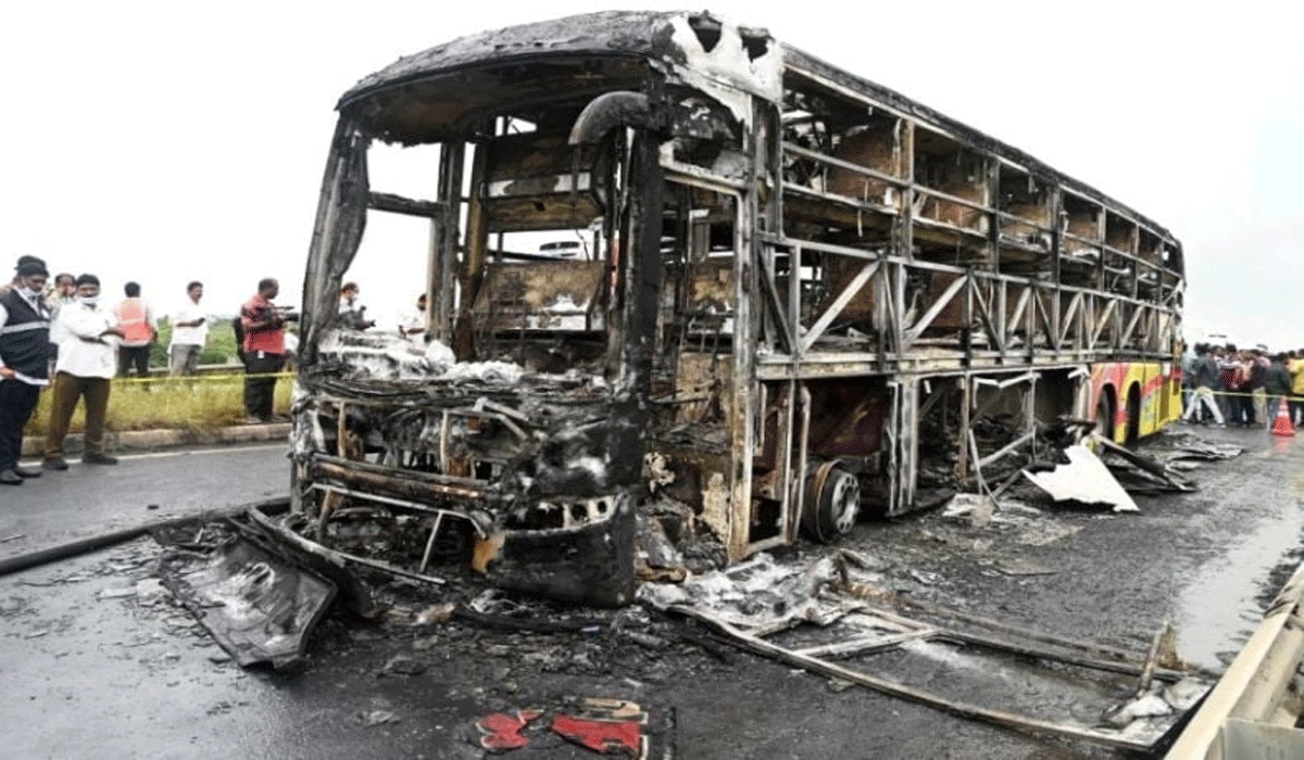 Tragedi Maut Di India, 20 Tewas Akibat Bus Terbakar Hebat Usai Tabrakan Dengan Motor