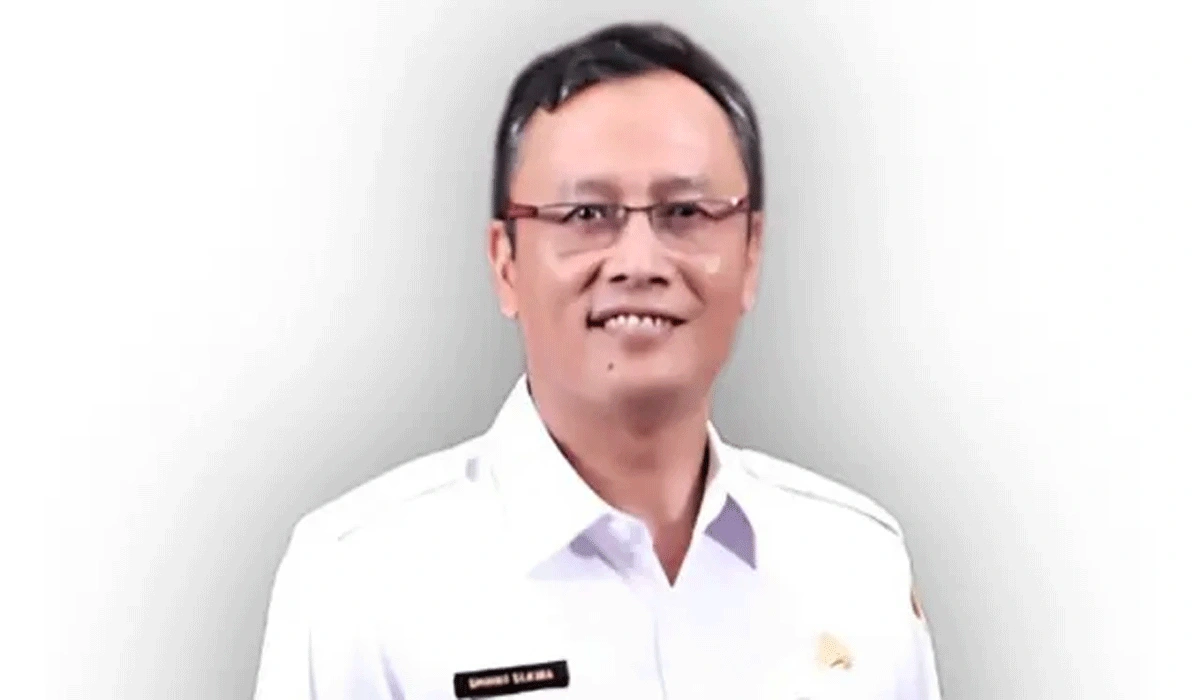 Pencopotan Sekretaris Lurah terhadap Lingkungan