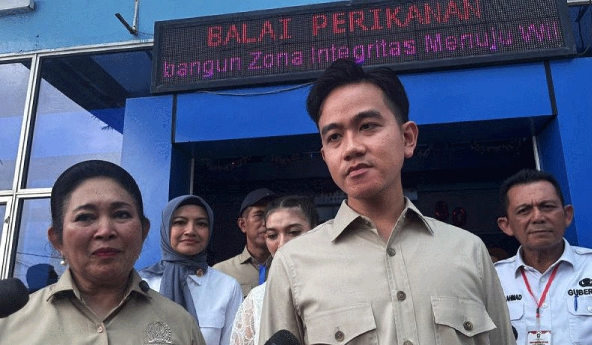 Gibran-Tanggapi-Roy-Suryo-dan-Dokter-Tifa-Ziarah-ke-Makam-Keluarganya