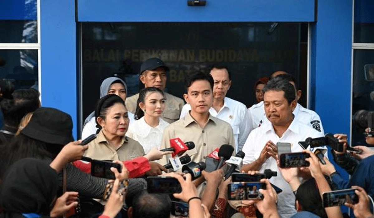 Kunjungan-Roy-Suryo-dan-Dokter-Tifa-yang-Jadi-Sorotan