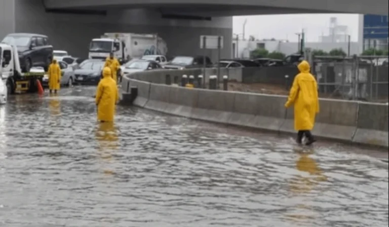 Banjir Bandang Terjang Arab Saudi, Warga Panik Menyelamatkan Diri