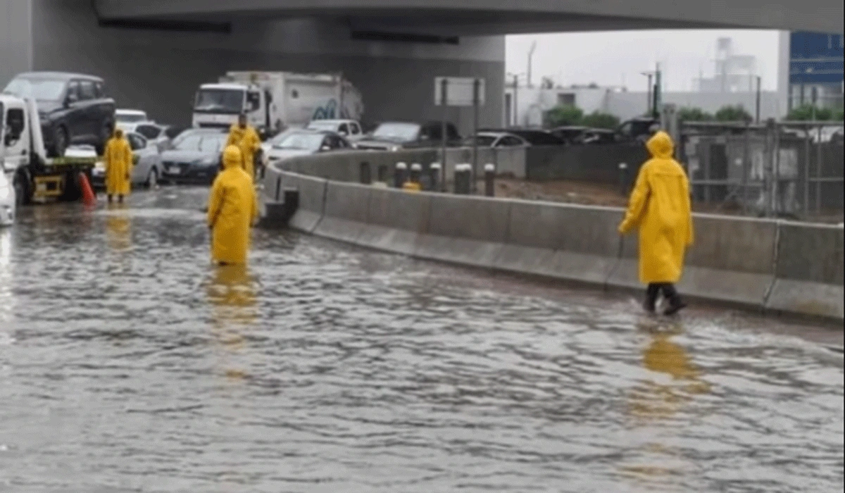 Banjir Bandang Terjang Arab Saudi, Warga Panik Menyelamatkan Diri