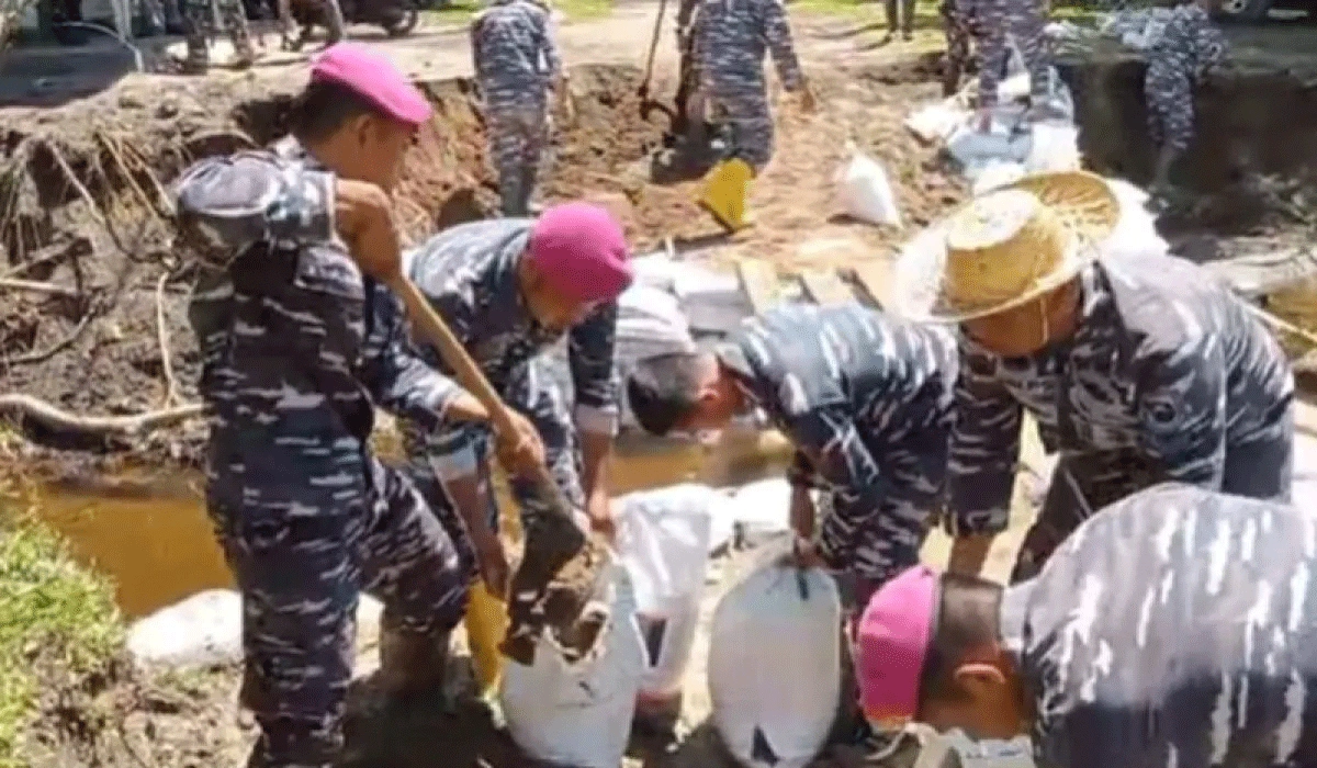 TNI AL Bangun Jembatan Darurat di Sumbar, Akses Desa Terputus Pulih