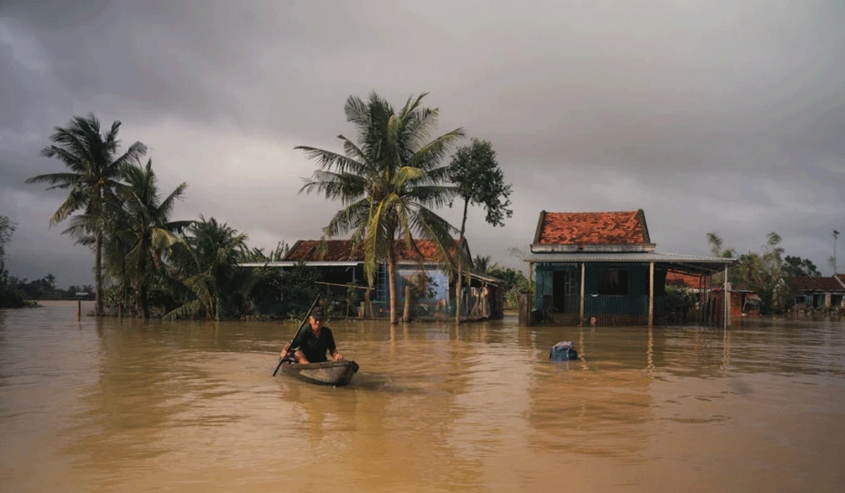 Warga Harus Meminum Air Banjir Akibat Sulitnya Air Bersih